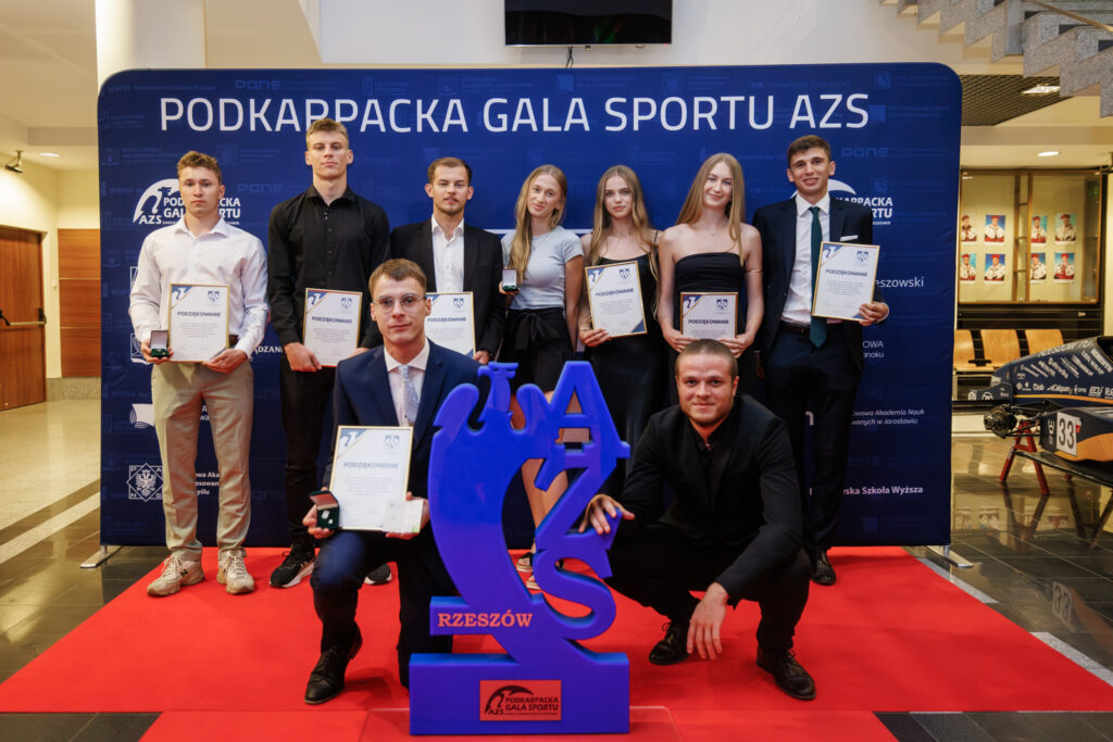 Zawodnicy Uniwersytetu Rzeszowskiej na ściance zdjęciowej