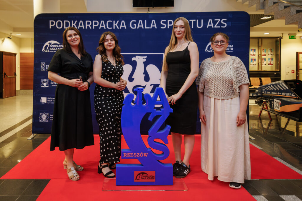 Zawodnicy Politechniki Rzeszowskiej na ściance zdjęciowej
