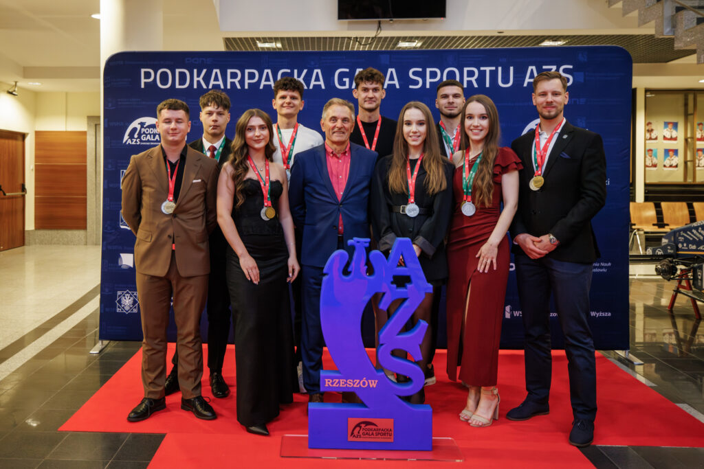 Zawodnicy Politechniki Rzeszowskiej na ściance zdjęciowej