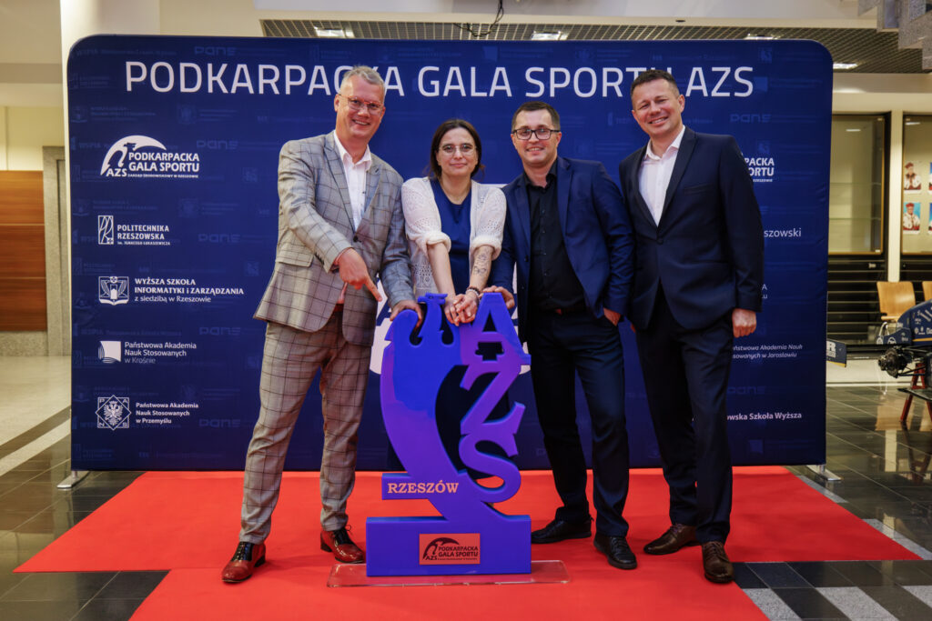 Zaproszeni goście na ściance zdjęciowej