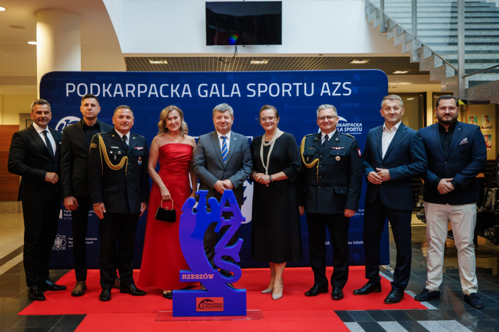 Rektor Politechniki Rzeszowskiej prof. dr hab. inż. Piotr Koszelnik wraz z gośćmi na ściance zdjęciowej
