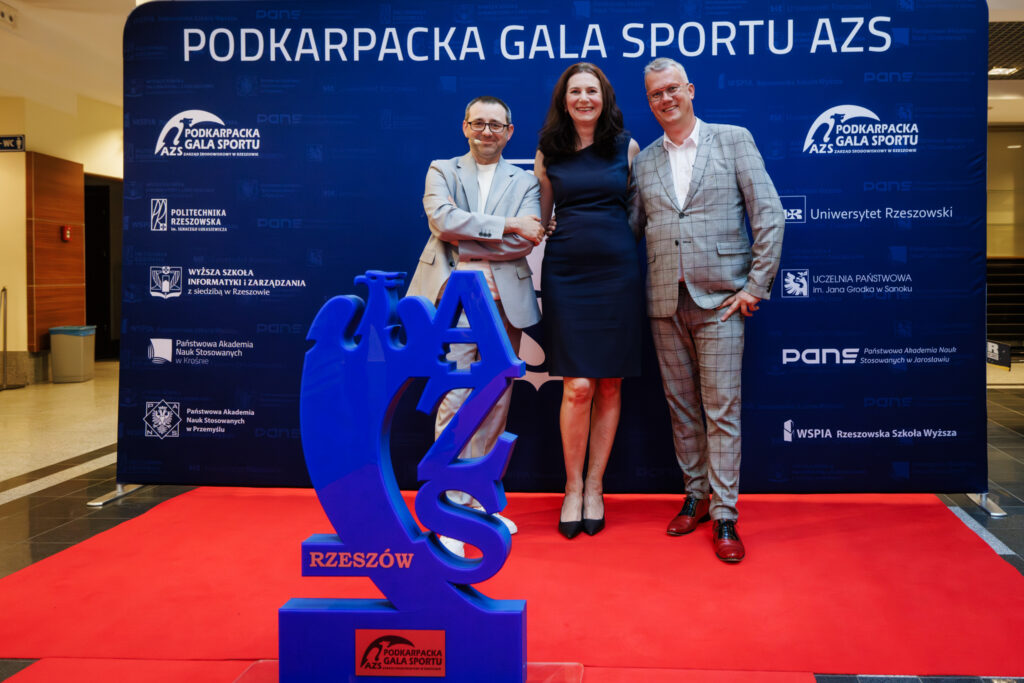 Goście na ściance zdjęciowej podczas II Podkarpackiej Gali Sportu Akademickiego