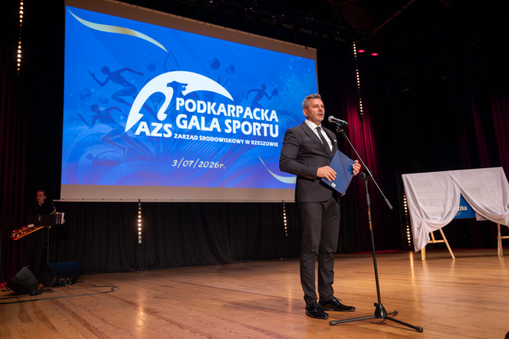 Prezes ZŚ AZS Rzeszów dr hab. Janusz Zieliński przemawiający podczas II Podkarpackiej Gali Sportu Akademickiego